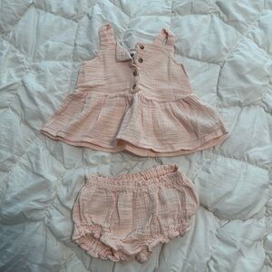 Baby girl old navy outfit 6-12 months